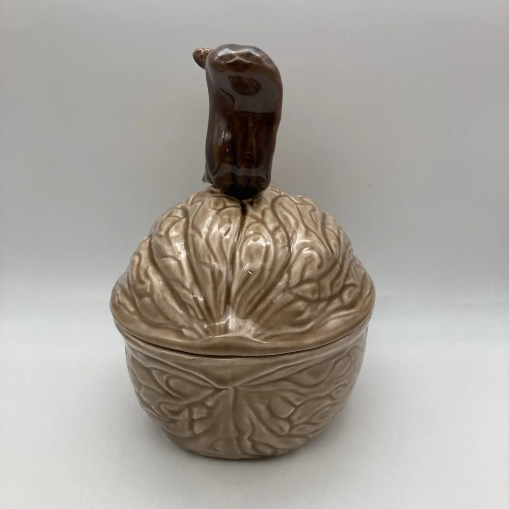 VTG SQUIRREL ON WALNUT CERAMIC DISH ARMBEE JAPAN 7.5